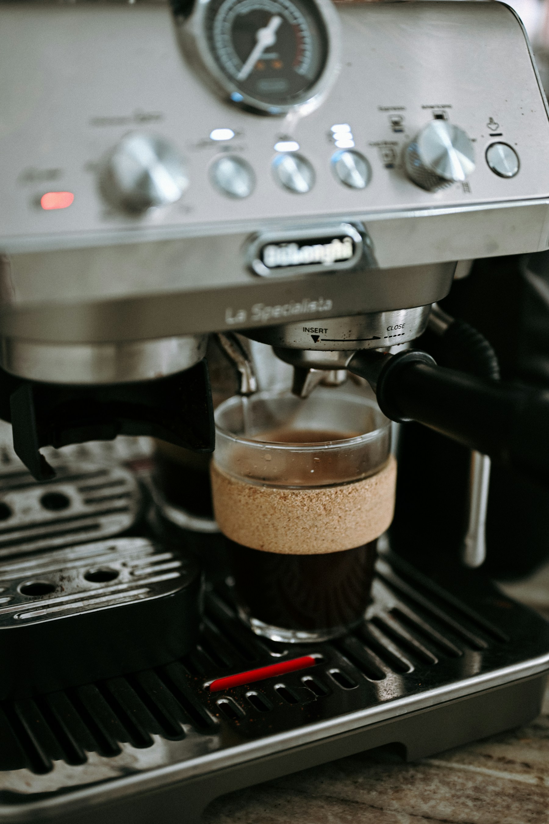 Espresso extracting from a semi-automatic machine